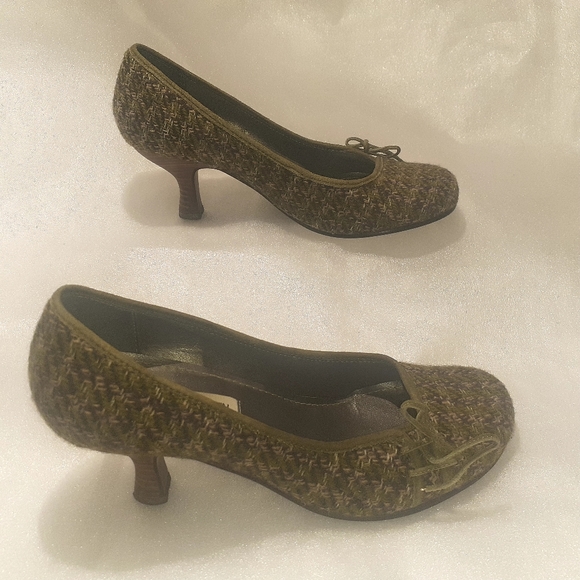 Greenish Tweed Pump by Steve Madden Size 7 - Picture 3 of 13